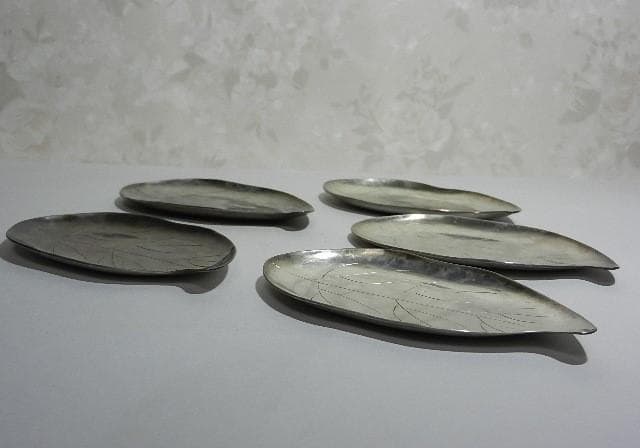 純銀製木の葉型銘々皿５客（縦６．５㌢、横１１．５㌢、高７㍉、総重量１０５㌘）