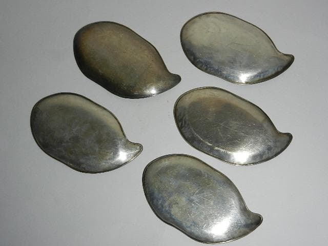 純銀製木の葉型銘々皿５客（縦６．５㌢、横１１．５㌢、高７㍉、総重量１０５㌘）