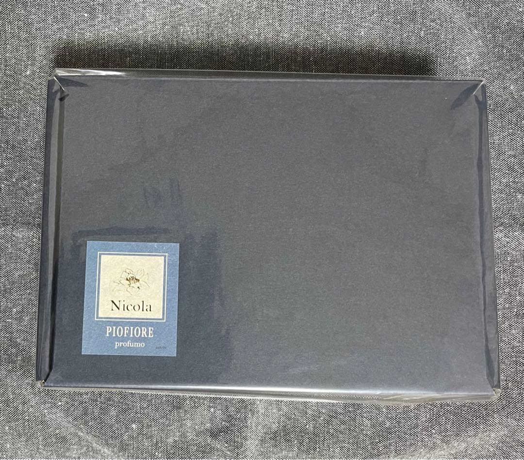 ピオフィオーレの晩鐘　ニコラ　香水　フレグランス　缶バッジ　アクスタ　ピオフィ