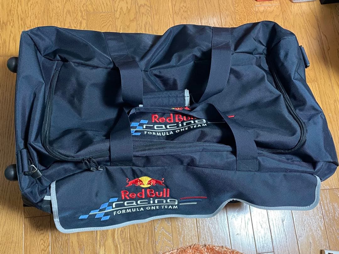 【超希少】F1 レッドブル レーシング 　キャリーバッグ　プーマ製キャスター