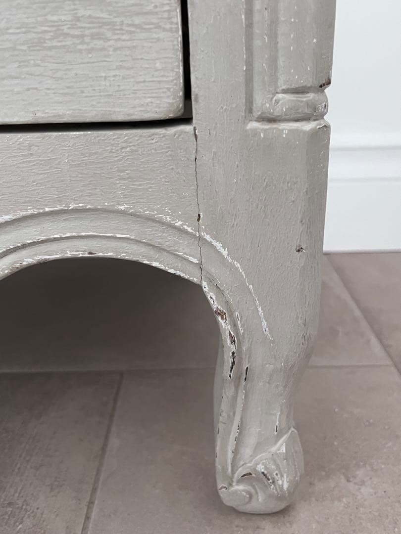 フランスのBLANC D'IVOIREの、小ぶりなチェスト