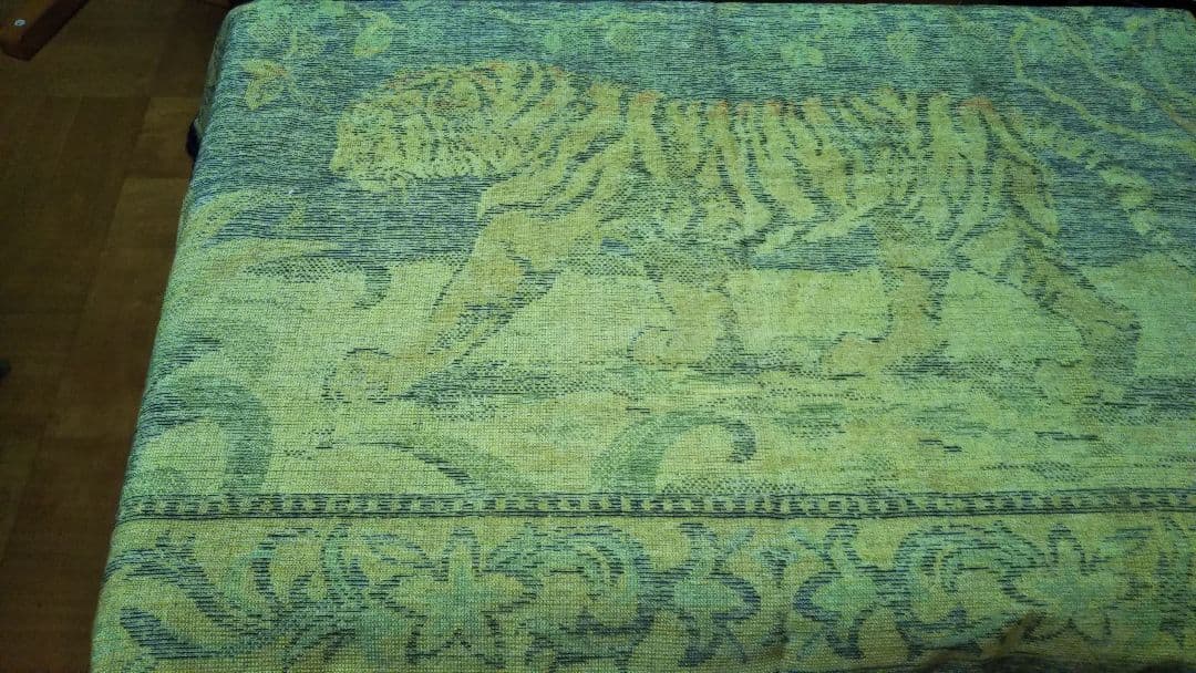 ペルシャ絨毯の 虎の敷物