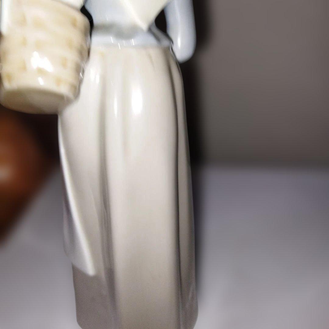 陶器製 女性像 バスケット付き