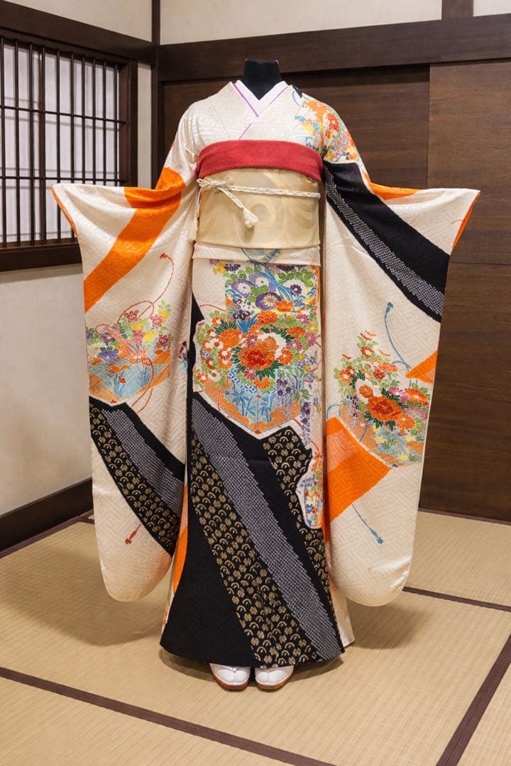 振袖 フルセット6点サイズＬ豪華振袖　駒刺繍　文箱花文　金彩　正絹