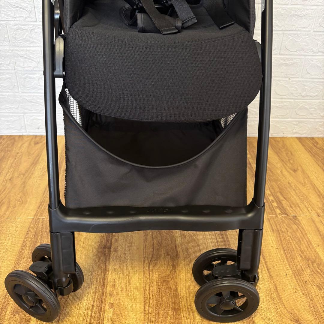 美品　アップリカ　マジカルエアーAG 軽量B型　折りたたみ式　人気カラー