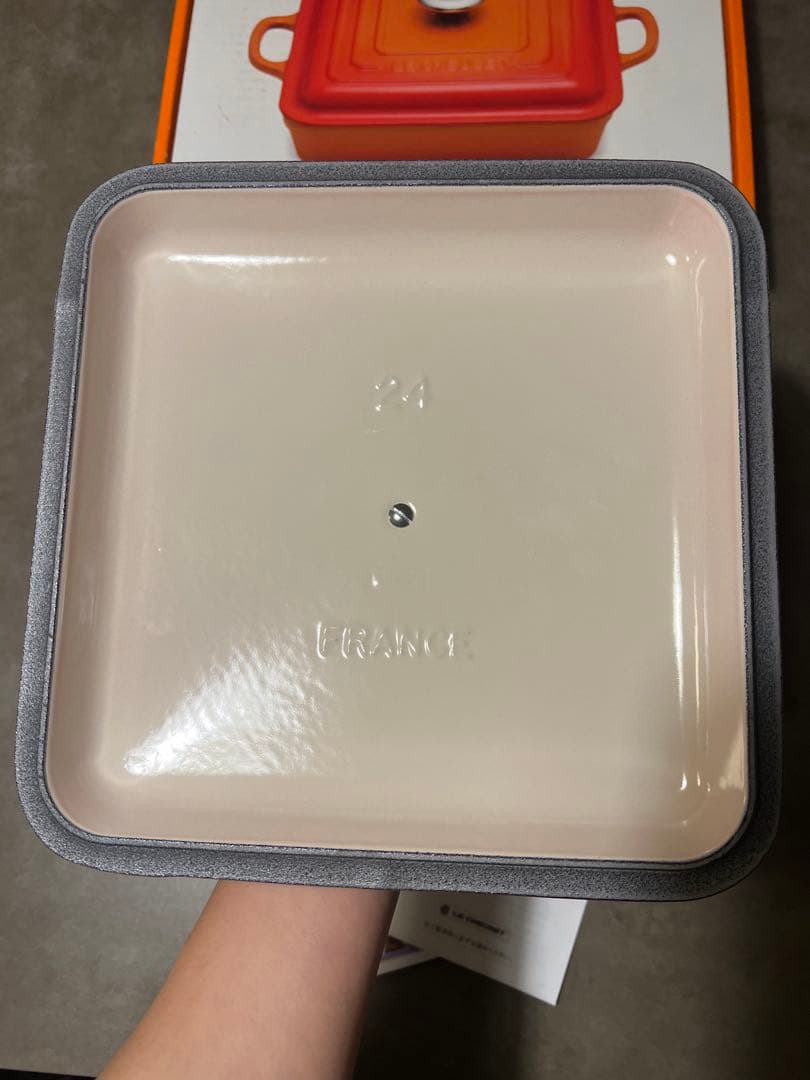 新品限定色　ル・クルーゼ　シグニチャー ココット・スクエア 24cm ベリー