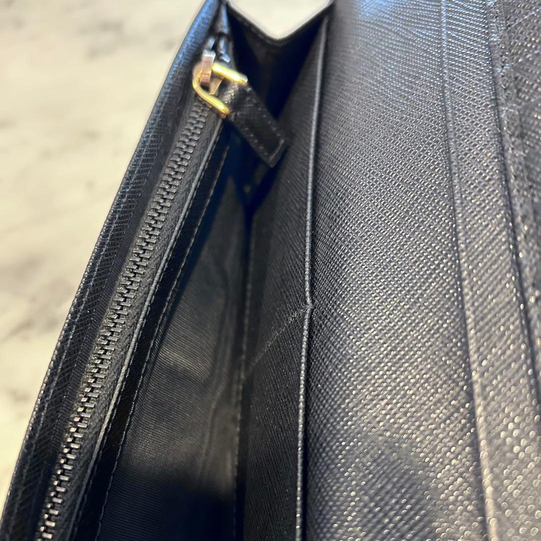 新品未使用　PRADA 　サフィアーノ　2つ折り長財布ブラック　金ロゴ