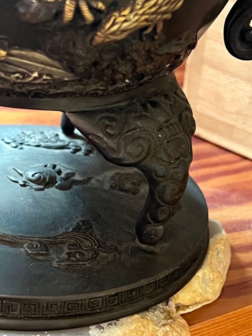 蝋型鋳物　松鷹地紋　香炉 獅子の彫刻付き 台座付き