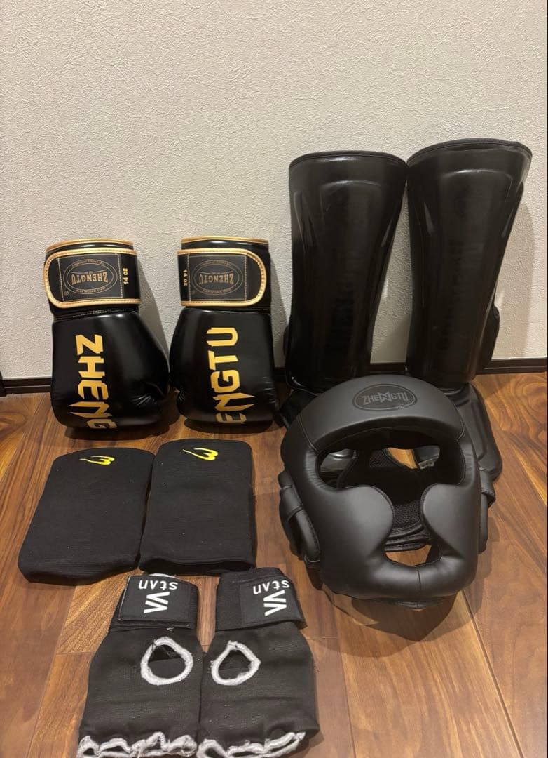 格闘技　ヘッドギアL　グローブ14oz レガースM バンテージXL 膝当てM