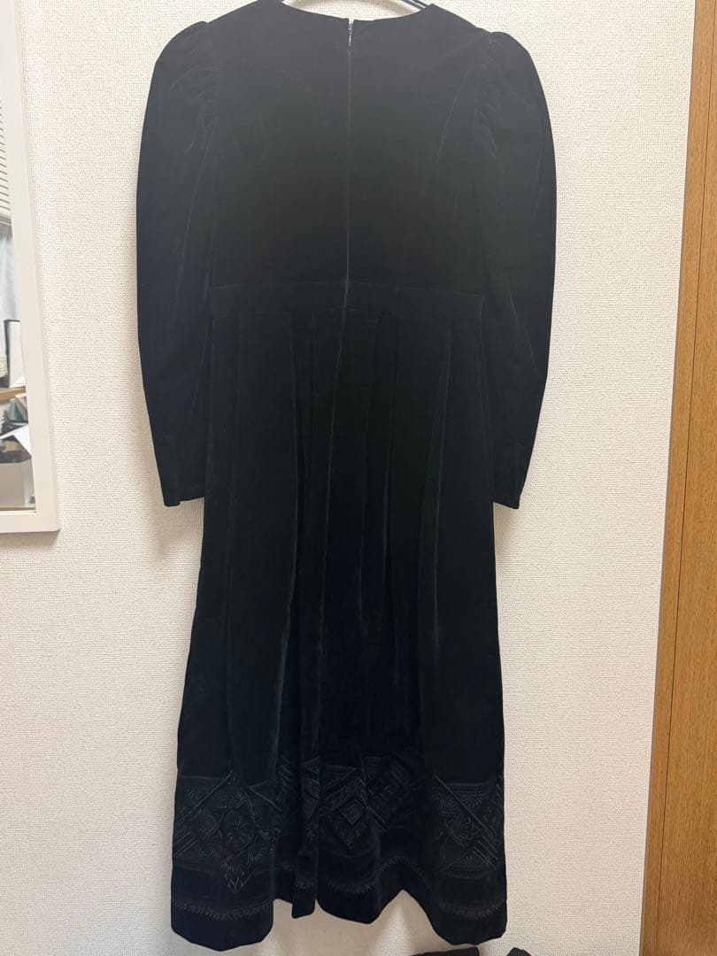 ワンピース herlipto Embroidered Velour Midi Dress