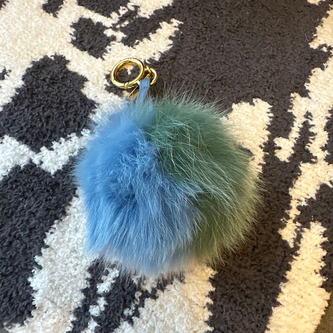 FENDI ストラップ　キーホルダー　モコモコ　ポンポンチャーム　ファー