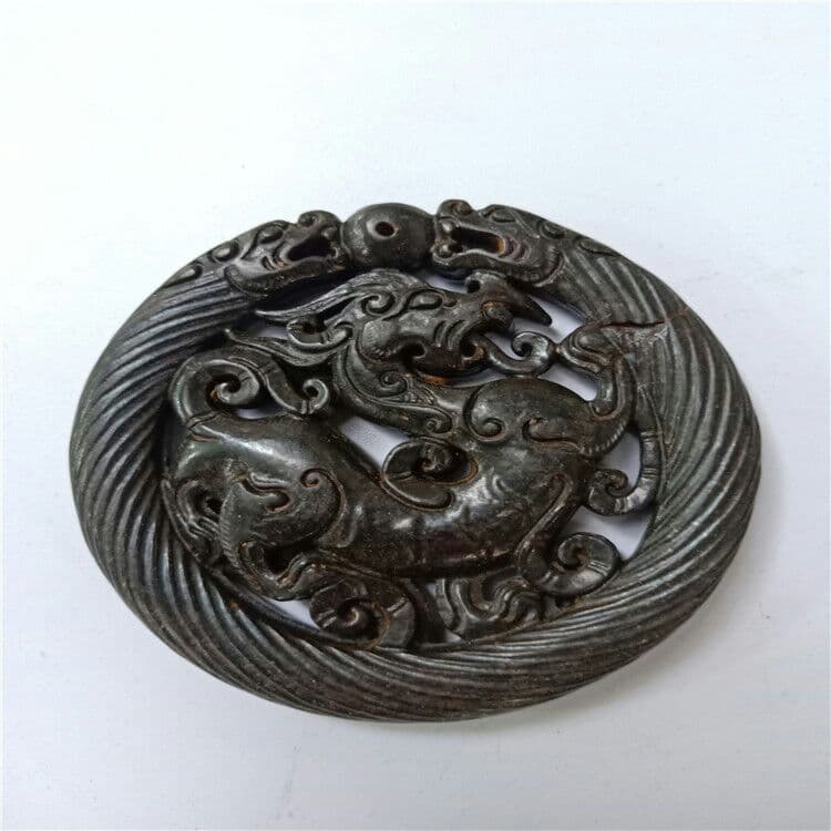 石四大神獣、青龍、朱雀、玄武、白虎の両面に玉璧が彫られています。