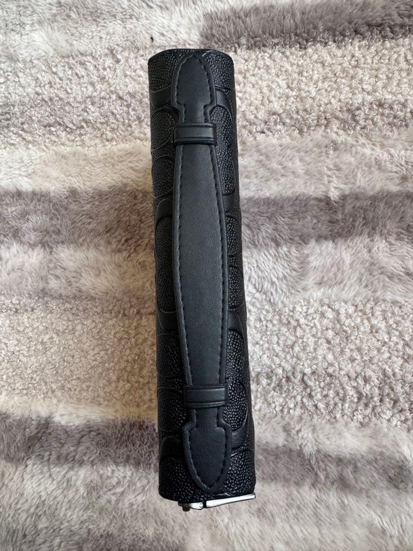 黒いレザー長財布 エンボス加工 coach