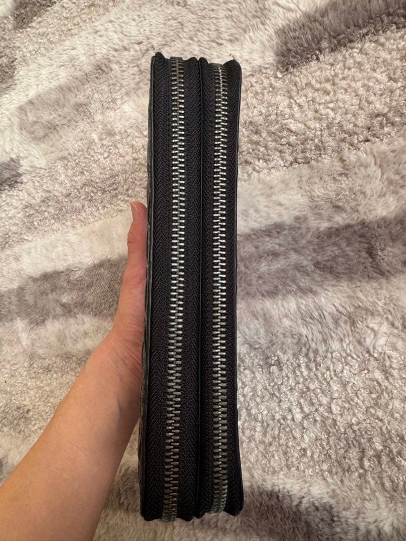 黒いレザー長財布 エンボス加工 coach