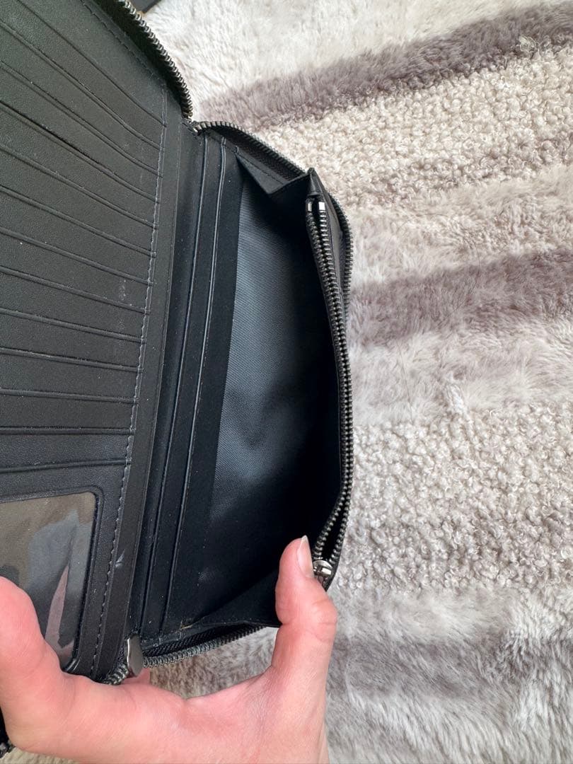 黒いレザー長財布 エンボス加工 coach