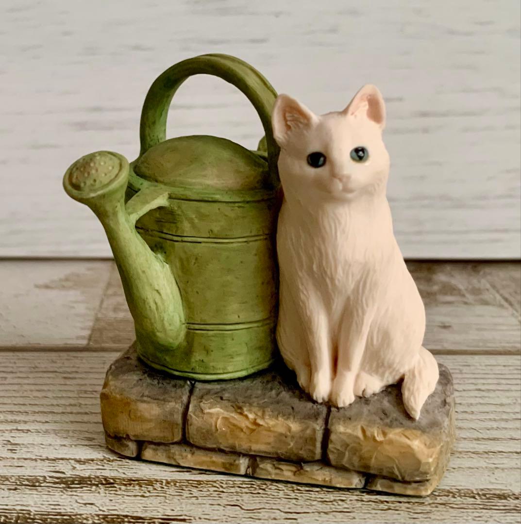 座っている白いねことじょうろ ピーターラビット ボーダーファインアーツ 置物