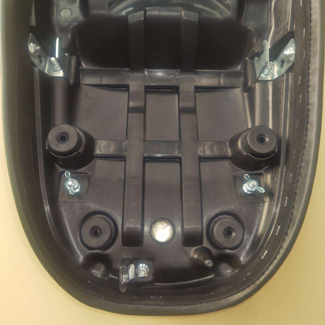 ARCHI　Z900RS用タックロールシート 黒　スタッツ付き