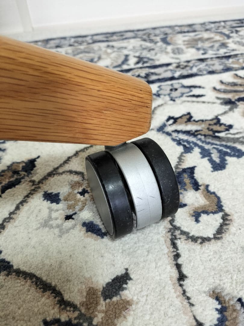 oliver　オリバー　アームチェア　イエロー　木製脚　キャスター付き