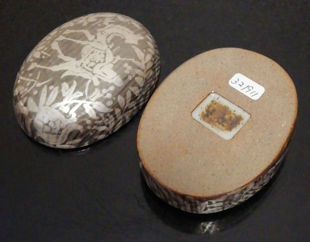 宮崎祐輔作　白金銀彩　駱駝文　香合　共箱　共布　略歴付　茶道具