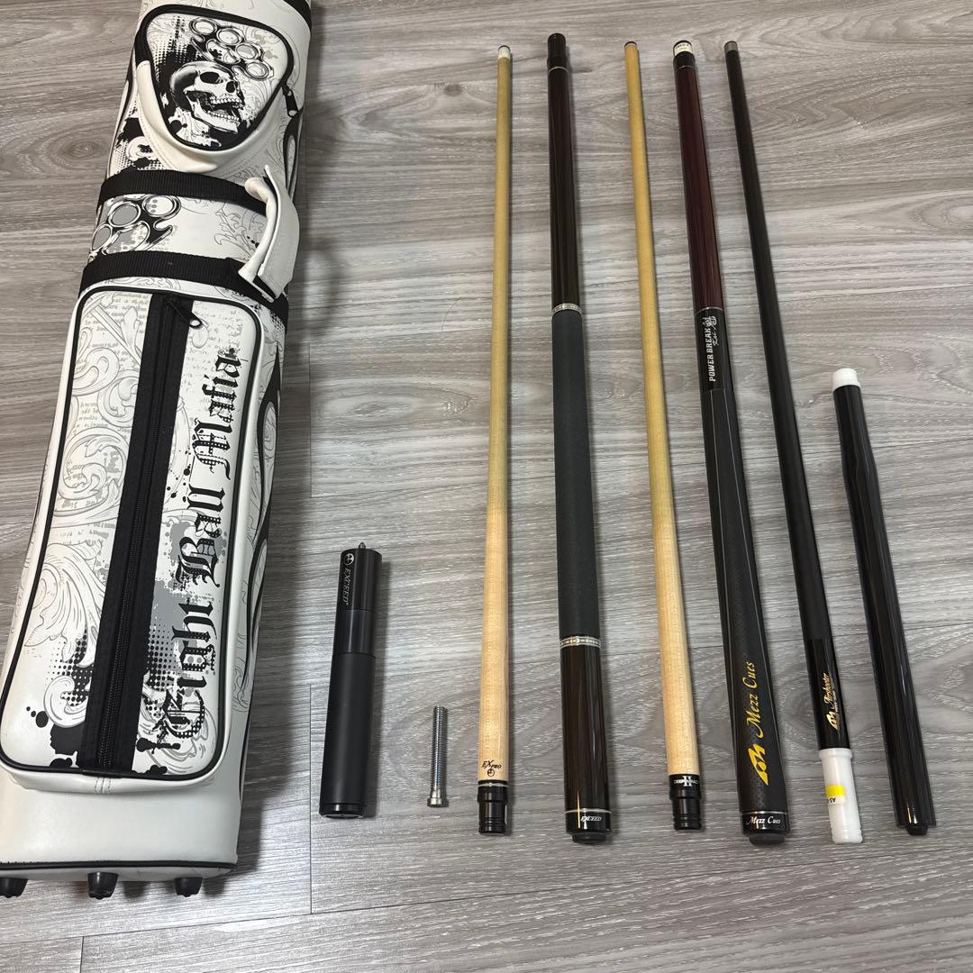 ビリヤードキューセットとケース