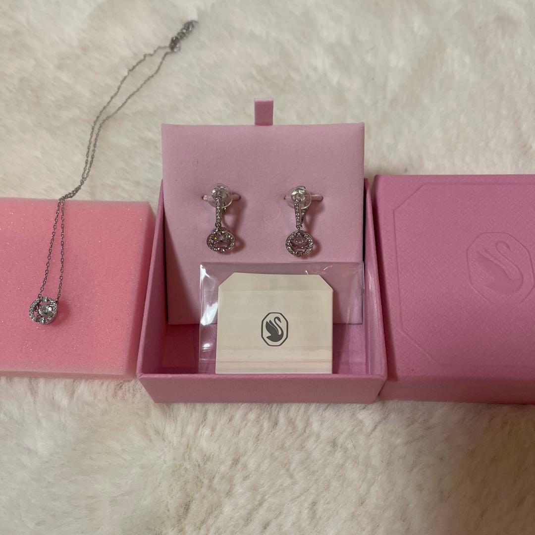 SWAROVSKI　Sparkling Dance Round イヤリング