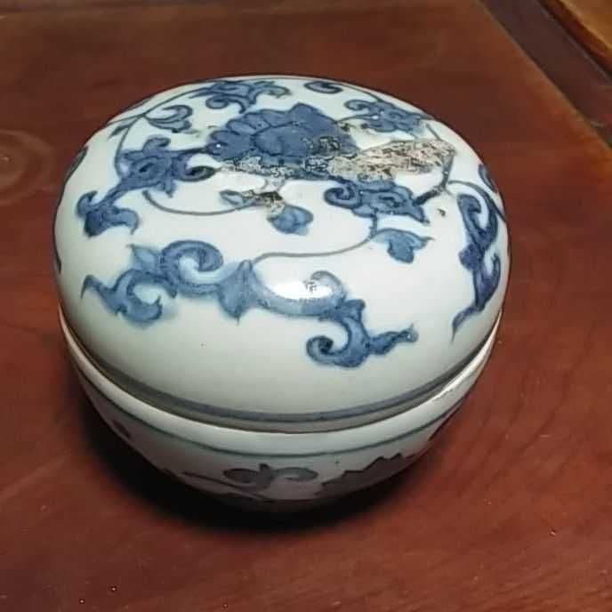 青花唐草蓋物　明時代中期