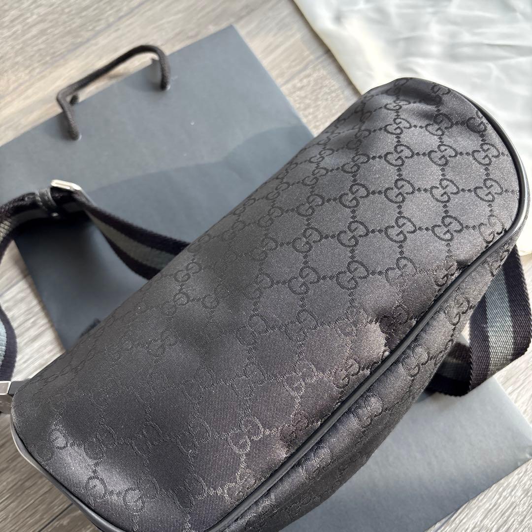 GUCCI ブラック GGパターン ボディバッグ