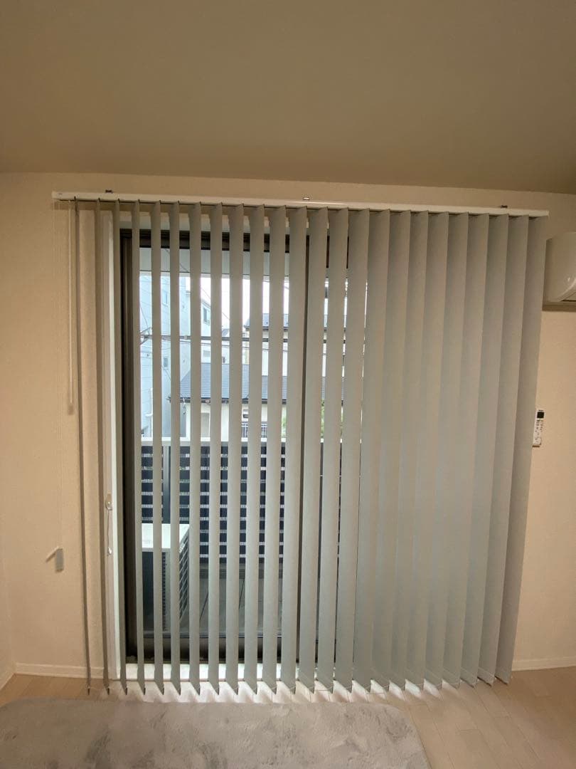 【TOSO】ホワイト バーチカルブラインド（遮光）幅215cm 高さ226cm