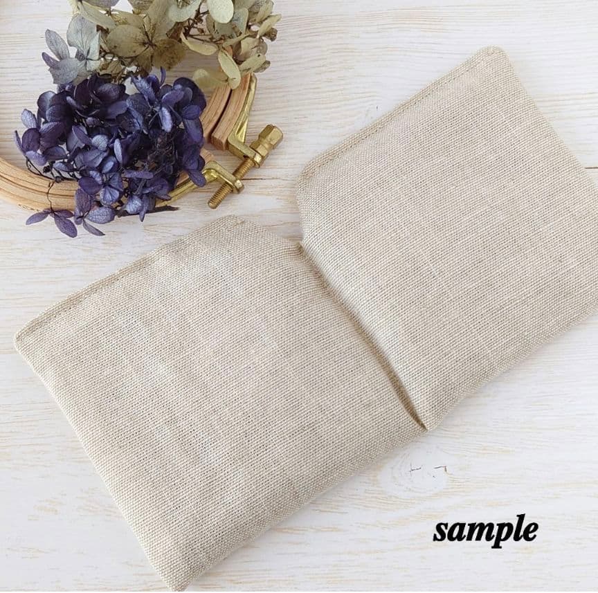 手刺繍入あずき/小豆のアイピロー【はりねずみ君と青い花束】