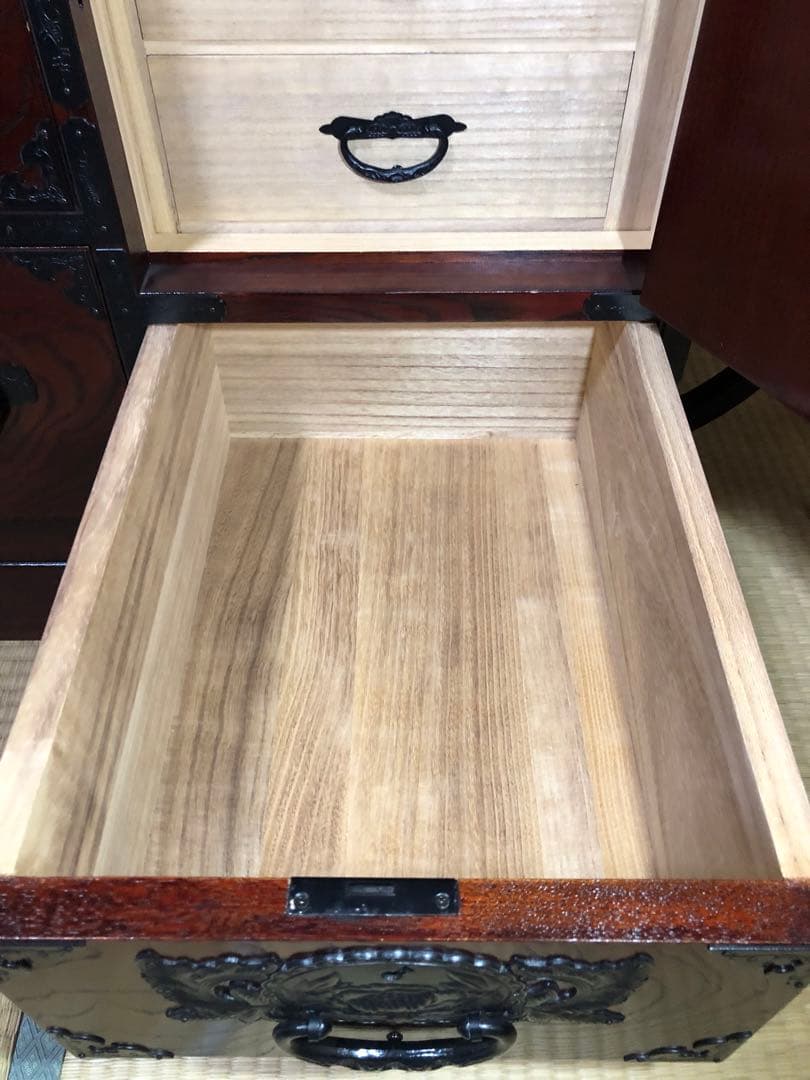 仙台箪笥 仙臺民藝 伊達箪笥 漆塗り 伝統的な彫刻付き木製箪笥