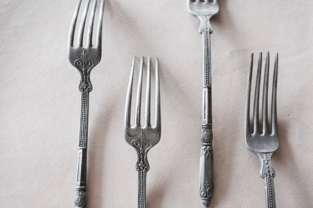 sold france 球とネオゴシックと縦長のスプーンとフォーク