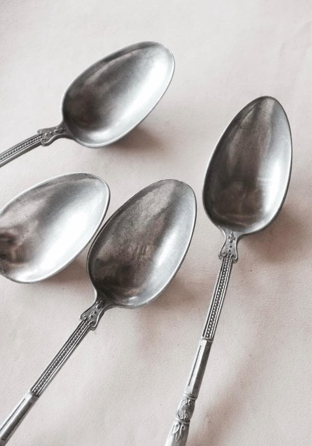 sold france 球とネオゴシックと縦長のスプーンとフォーク