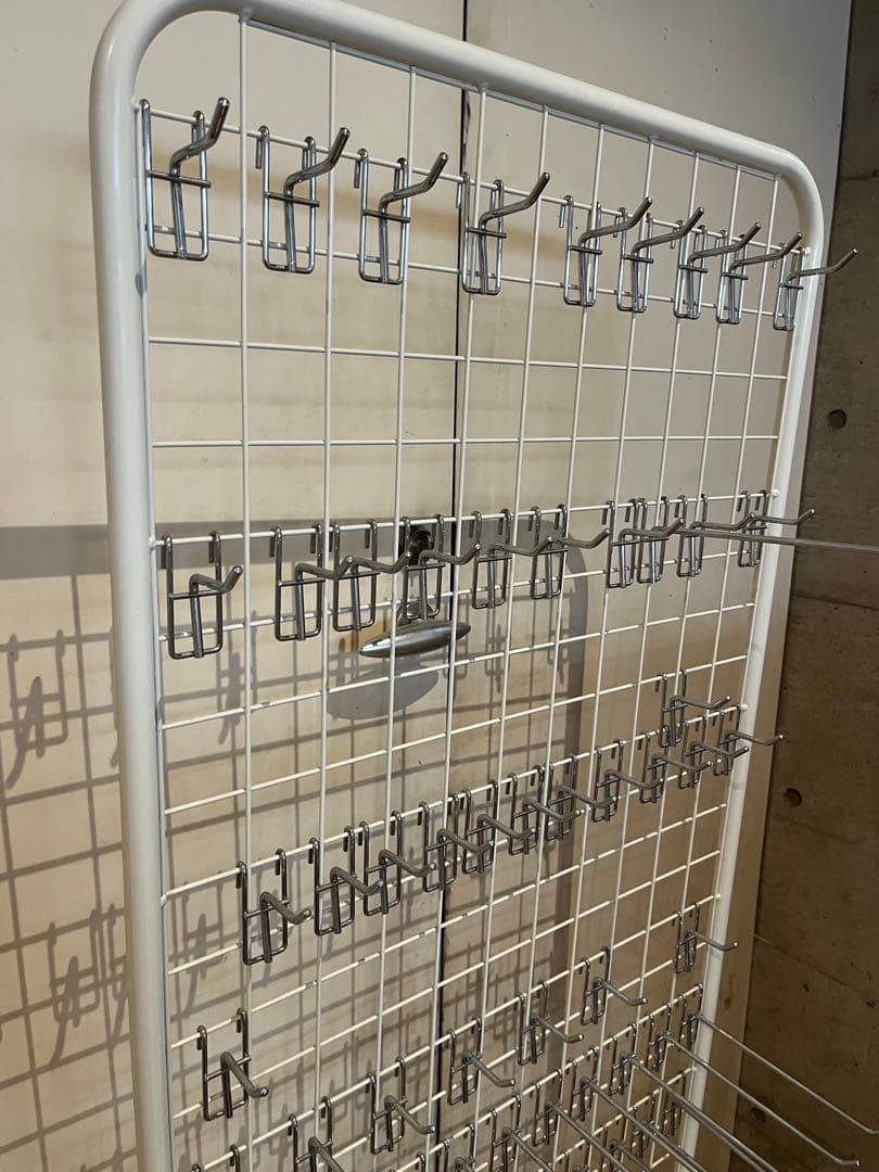 店頭什器　商品陳列棚　フック多数　メッシュパネル　スタンド