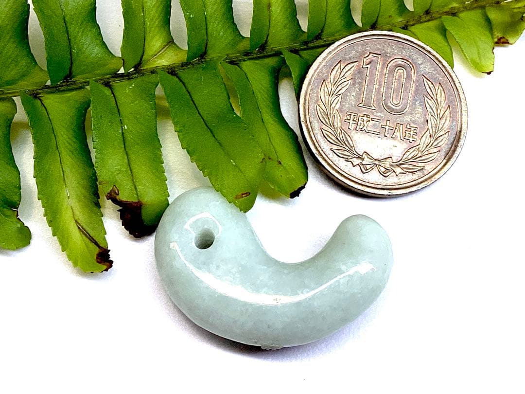 ✳浮かぶ氷紋様‼️　アイスジェイド　吉祥開運*糸魚川翡翠勾玉　お守りに　鑑別書付‼️