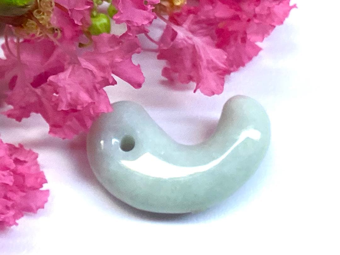 ✳浮かぶ氷紋様‼️　アイスジェイド　吉祥開運*糸魚川翡翠勾玉　お守りに　鑑別書付‼️