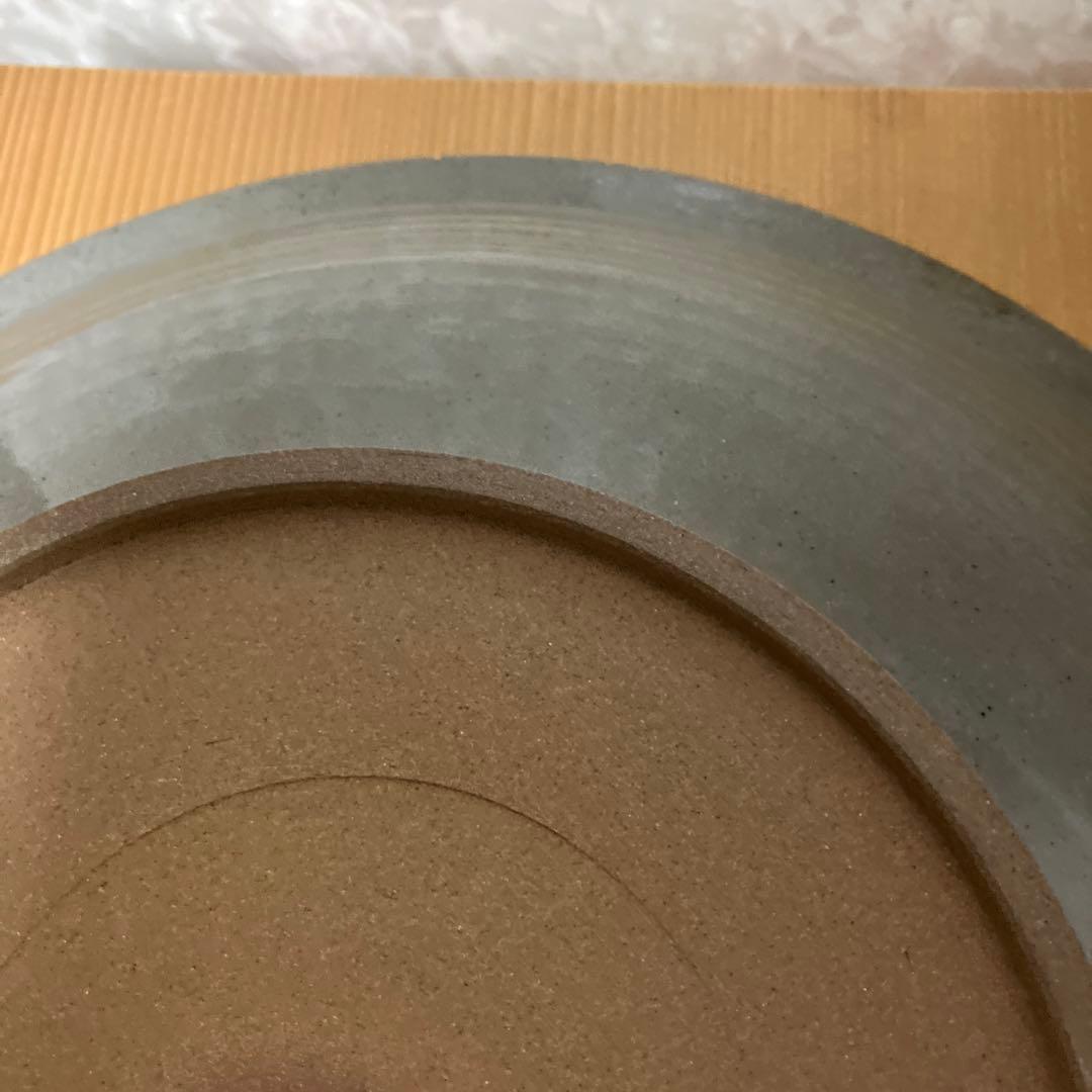 金彩皿「音羽山東哉造」（径３１㌢、高４．６㌢）
