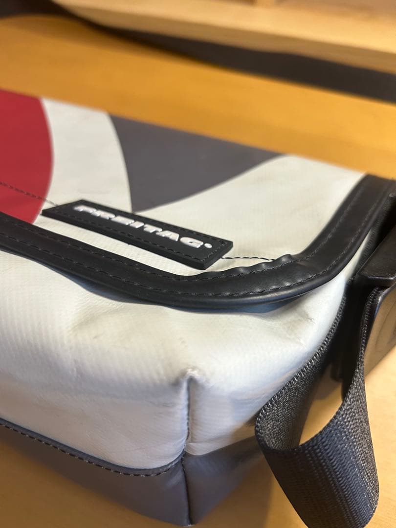【美品】FREITAG メッセンジャーバッグ ホワイト/レッド/グレー