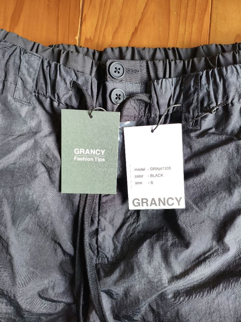 試着のみ　タグ付き　GRANCY ナイロンパンツ ブラック Sサイズ
