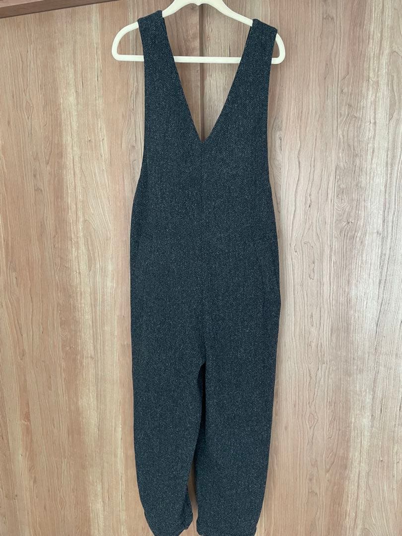 UNIVERSAL TISSU ダークグレー　サロペット Vネック　ウール