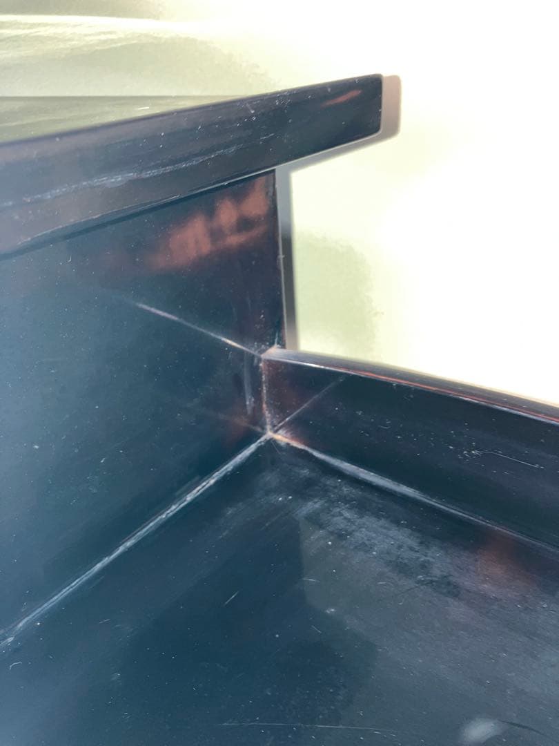 黒い和風収納棚 金色の花柄