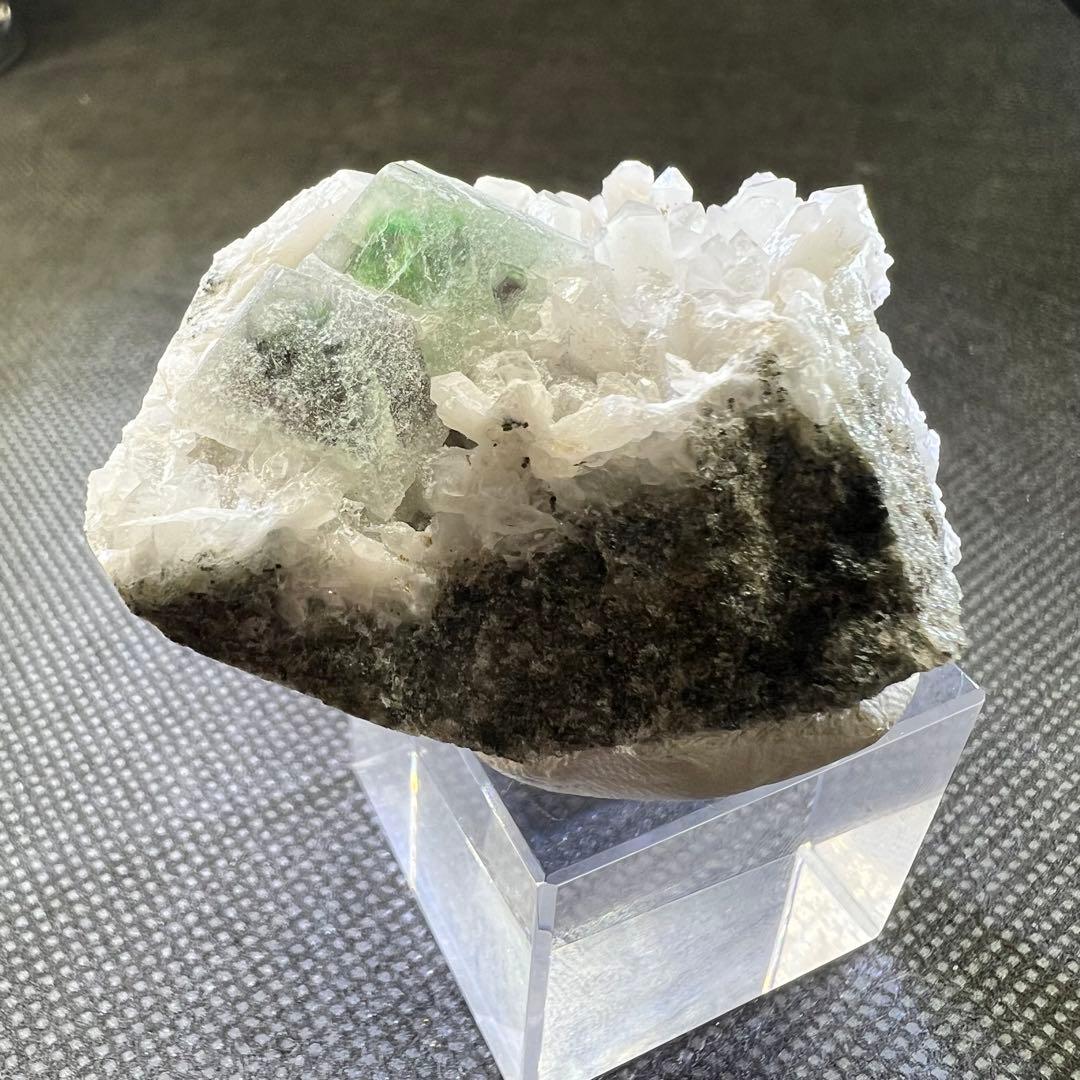 内モンゴル産　クォーツ共生「フォレストグリーン」「モスグリーン」フローライト
