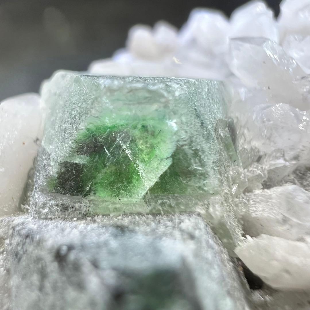 内モンゴル産　クォーツ共生「フォレストグリーン」「モスグリーン」フローライト