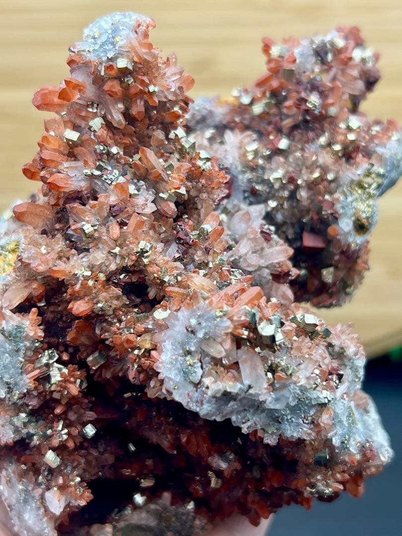 ★希少 フラワー状赤水晶クラスター　ヘマタイトインクォーツ　チャルコパイライト