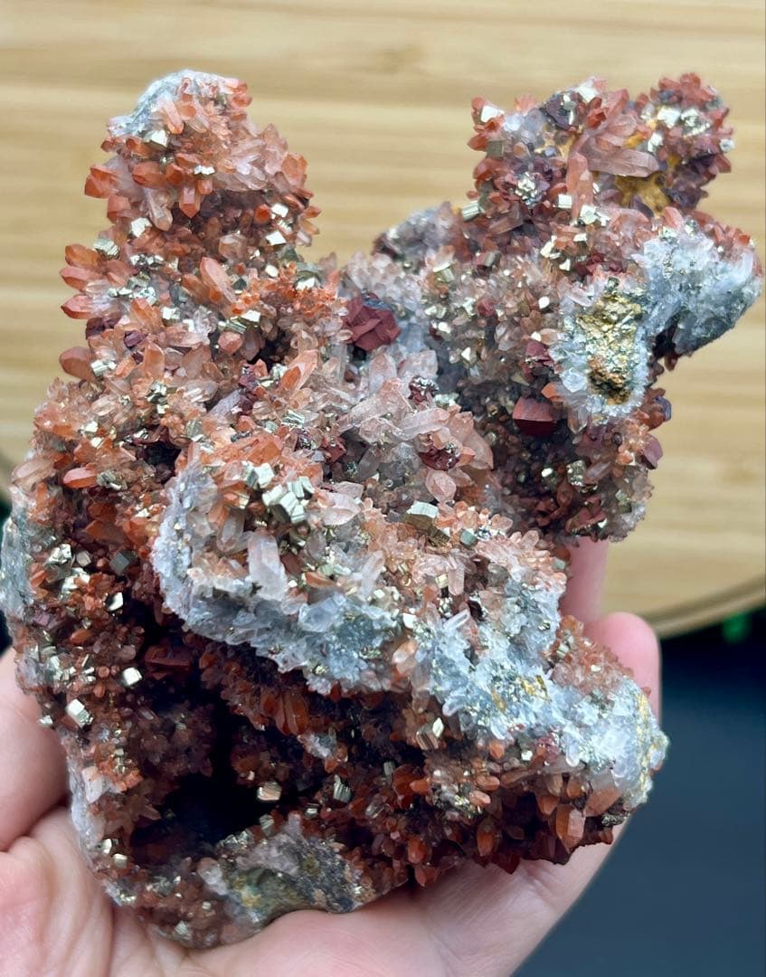 ★希少 フラワー状赤水晶クラスター　ヘマタイトインクォーツ　チャルコパイライト