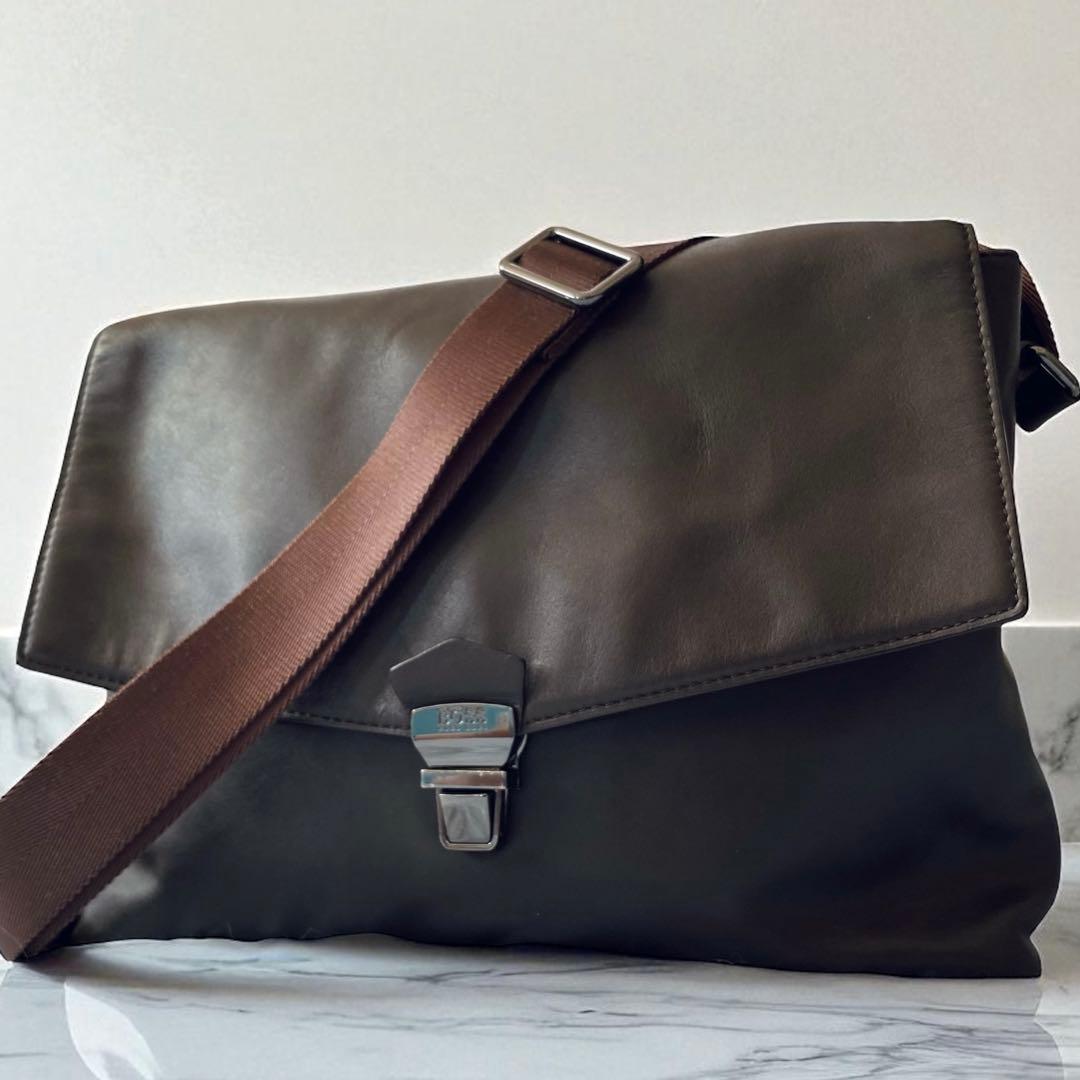 HUGO BOSS ヒューゴボス 美品 レザー メッセンジャーバッグ A4収納