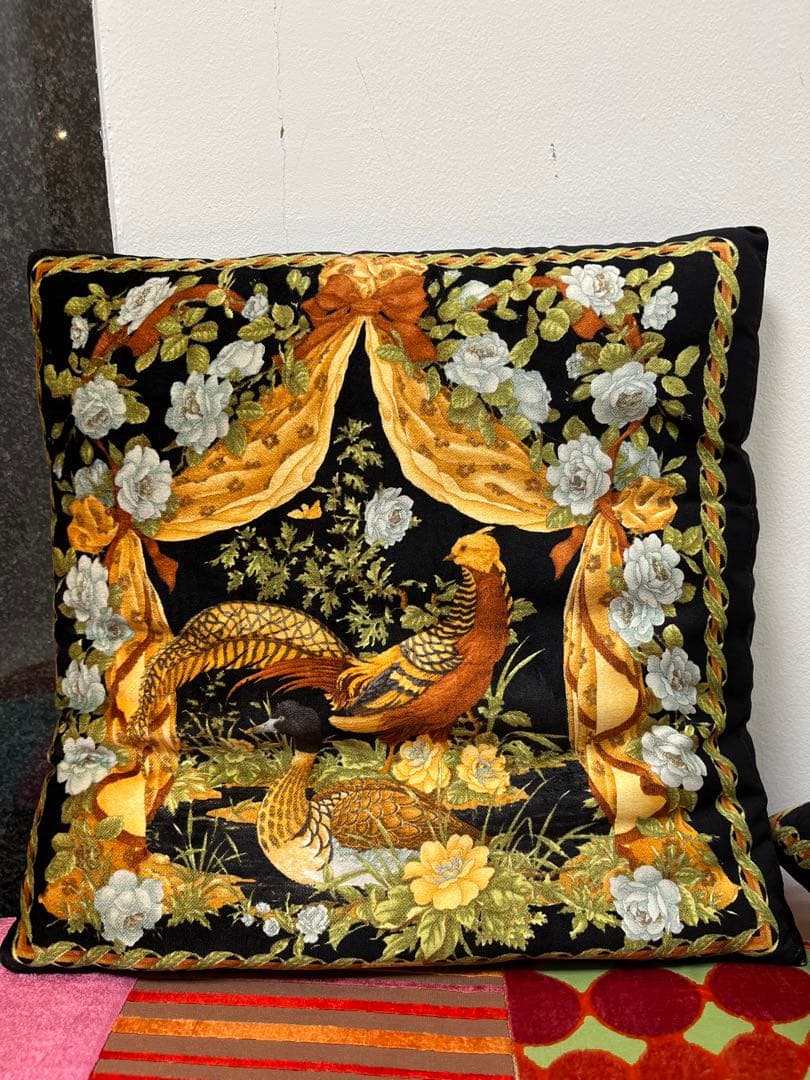 Salvatore Ferragamo クッション 花と鳥
