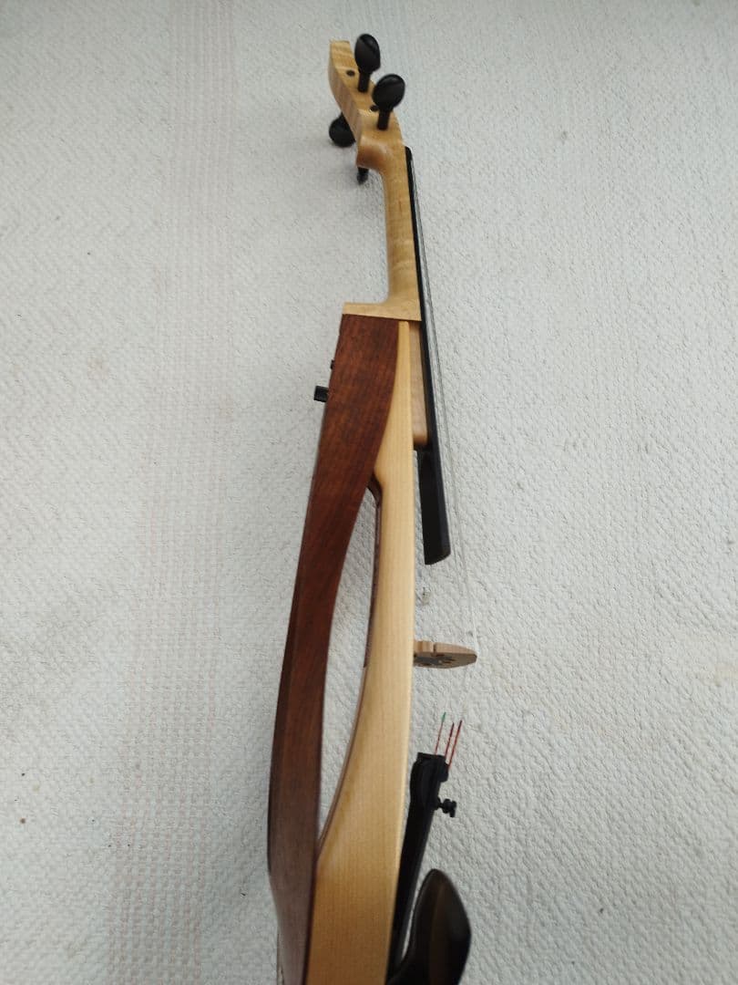 虎杢YEV104 エレクトリックバイオリン 4弦 ハードケース、弓と肩当てセット