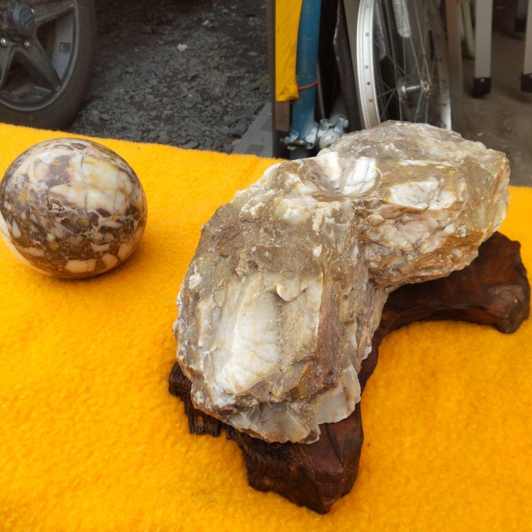 天然石の装飾品 球体と岩の組み合わせ