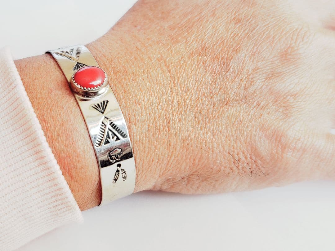 新品 インディアンジュエリー サントドミンゴ ナバホ バイソン 珊瑚 シルバー