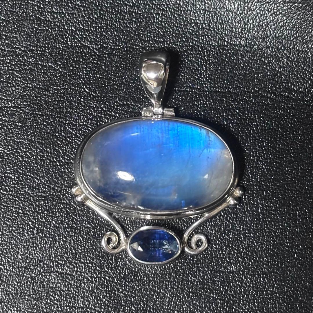 新春セール【目をひく見事なブルー】カナダ人作家一点もの　シルバージュエリー　PT